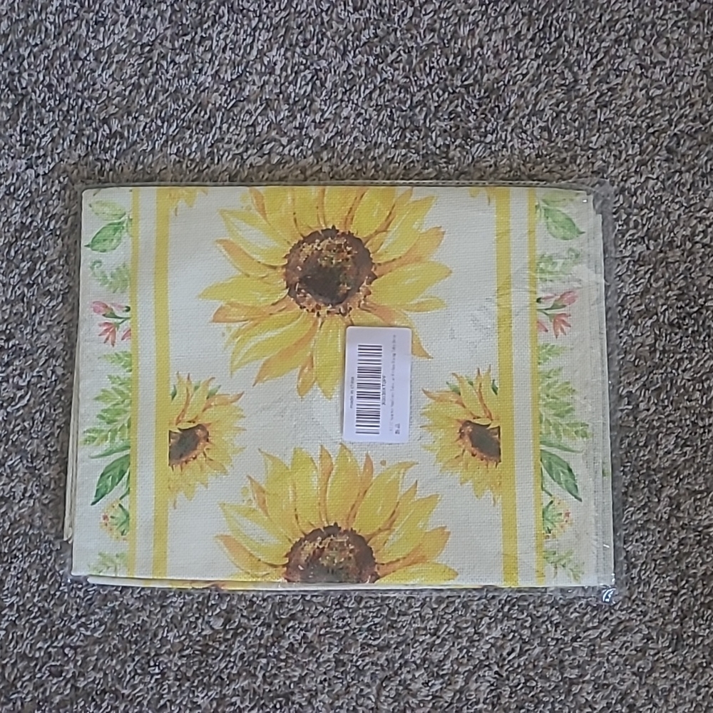 NWT Sunflower Table Decor